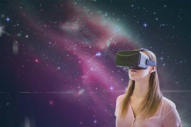 Kadın pembe gökada arka planı arıyorum Vr kulaklık