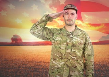 Askeri manzara günbatımı karşı selamlayan