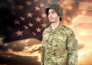 Mutlu asker Amerikan bayrağı üzerinde duran