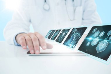 Bir doktor beyaz arka plan dijital tablet kullanarak bileşik 3d görüntü