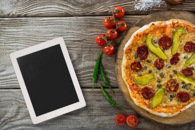 Ahşap masanın üzerinde ile gıda ve kopya yer tablet tablet 