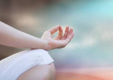 El ve meditasyon kadının diz 