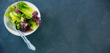 Taş tepsi üzerinde kase taze salata