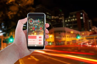 kırpılan el cep telefonu tutarak