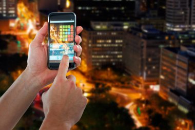 cep telefonu kullaranarak kırpılmış el