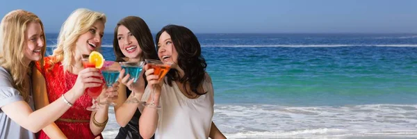 Les femmes avec des cocktails contre l'eau — Photo