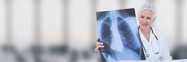 Lekarz z x-ray białym tle niewyraźne — Zdjęcie stockowe