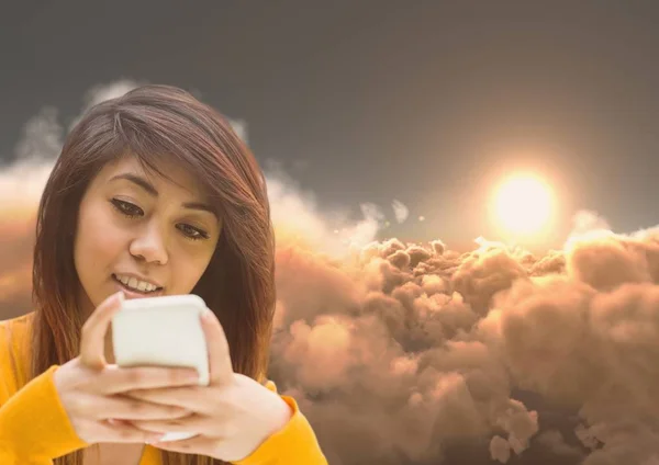 在3d 云彩与日落的妇女发短信 — 图库照片