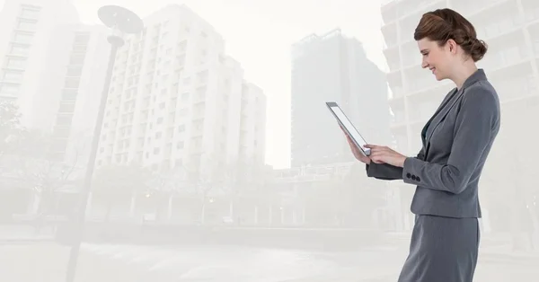 Businesswoman with tablet  in cityscape — Stock Photo, Image