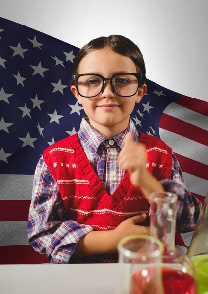Умный мальчик улыбается американскому флагу — стоковое фото