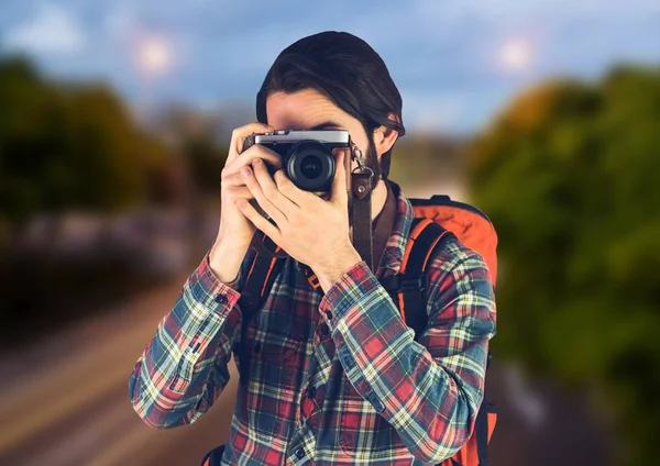 Mochileiro Millennial com câmera contra estrada embaçada — Fotografia de Stock