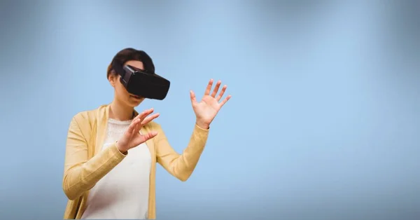 VRヘッドセットを身に着けている女性 — ストック写真