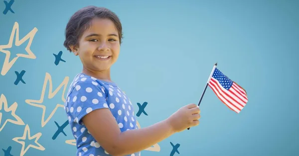 Chica sonriendo y sosteniendo bandera americana — Foto de Stock