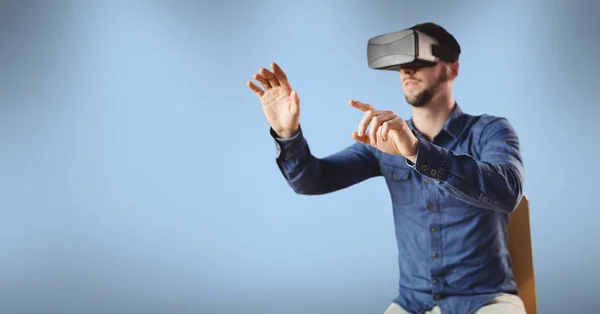 仮想現実のヘッドセットを着ている男 — ストック写真