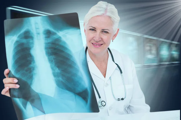 Imagen compuesta en 3D del retrato de una doctora sonriente examinando la radiografía de tórax —  Fotos de Stock