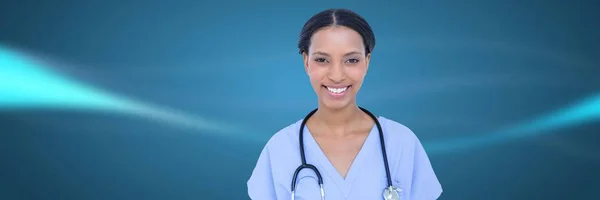 Arzt vor blauem verschwommenem abstrakten Hintergrund — Stockfoto
