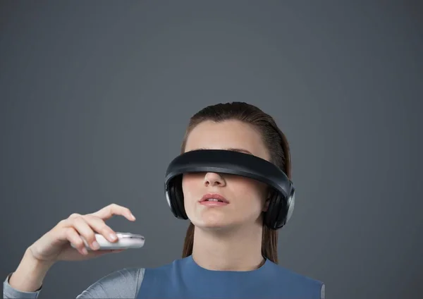 Γυναίκα με ακουστικά εικονικής πραγματικότητας — Φωτογραφία Αρχείου