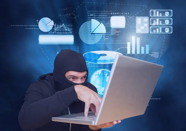 Hacker z kapturem działa na laptopie — Zdjęcie stockowe