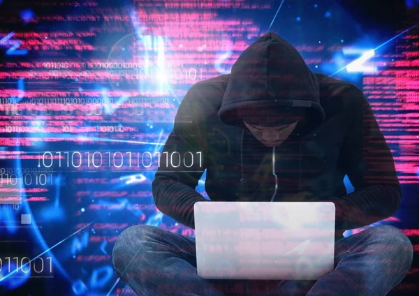 Hacker met benen gekruist met behulp van een laptop — Stockfoto