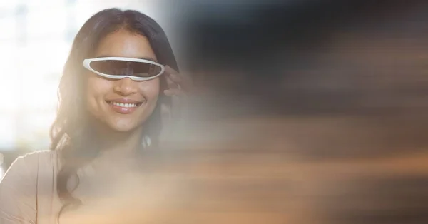 Közelkép a nő mosolyogva virtuális-valóság sisak és homályos naplemente átmenet 3d — Stock Fotó