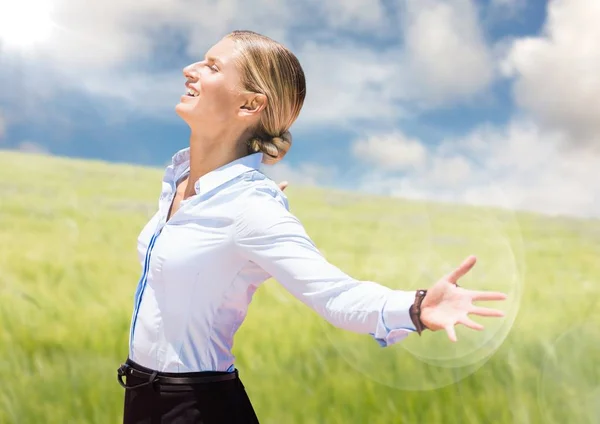 Zakelijke vrouw uitgestrekte armen — Stockfoto