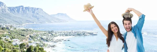 Coppia millenaria con cappelli contro la costa sfocata 3d — Foto Stock