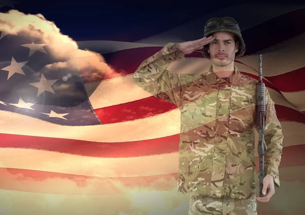 Soldat salutera med amerikanska flaggan — Stockfoto