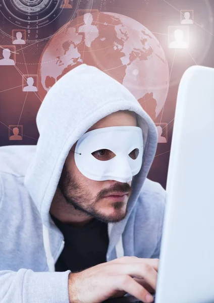 Hacker com uma máscara usando um laptop — Fotografia de Stock