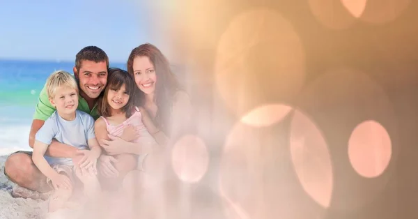 Familia en la playa con transición bokeh melocotón — Foto de Stock