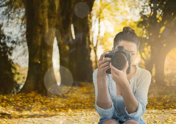 Photographer taking photo in park — Stock Photo, Image