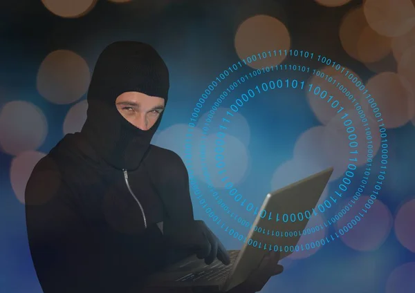 Hacker met kap met behulp van een laptop — Stockfoto
