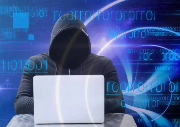 Hacker com camisola usando um laptop — Fotografia de Stock