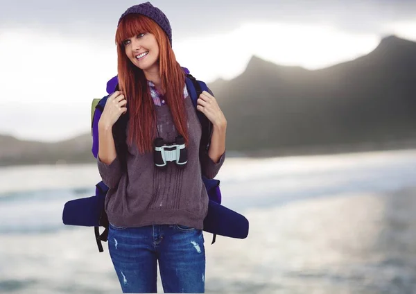Millennial backpacker împotriva munților în fundal — Fotografie, imagine de stoc