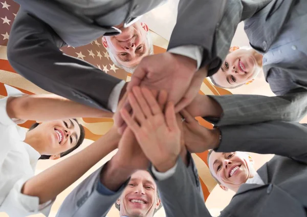 Affärsmän att sätta händerna ihop för självständighetsdagen — Stockfoto