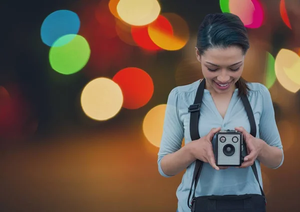 Fotógrafo mirando su cámara — Foto de Stock