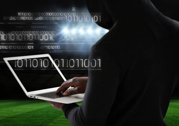 Blick von der Rückseite des Hackers mit Laptop — Stockfoto