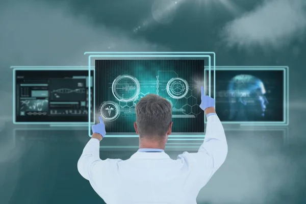 Homme médecin interagissant avec des interfaces médicales 3D contre le ciel avec des nuages — Photo