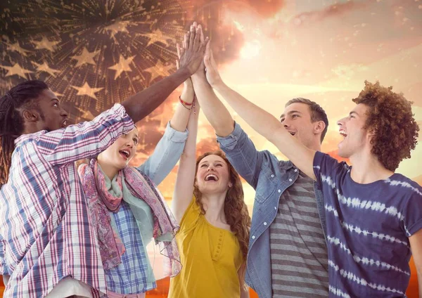 Freunde hoch fünf gegen amerikanische Flagge — Stockfoto