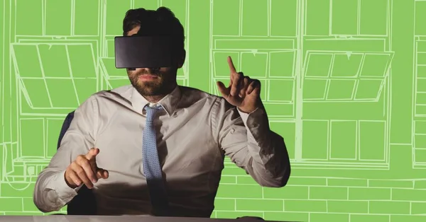 Forretningsmann i virtual reality hodetelefoner ved skrivebordet – stockfoto