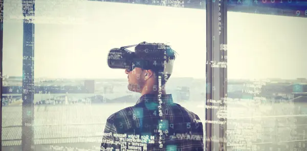Geschäftsmann trägt Virtual-Reality-Headset im Büro — Stockfoto