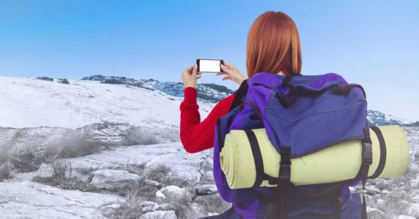 Πίσω χιλιετή backpacker λαμβάνοντας αυτοπορτρέτα ενάντια σε χιονισμένους λόφους — Φωτογραφία Αρχείου