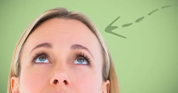 Parte superiore della testa della donna e freccia verde verso il basso — Foto Stock