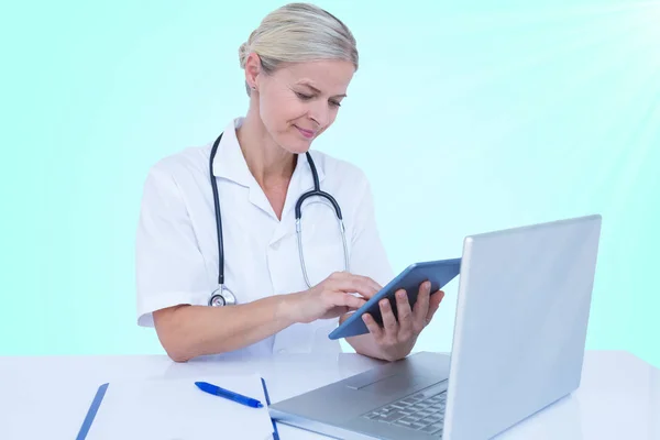 Imagem 3d composta de médico fêmea usando tablet digital — Fotografia de Stock