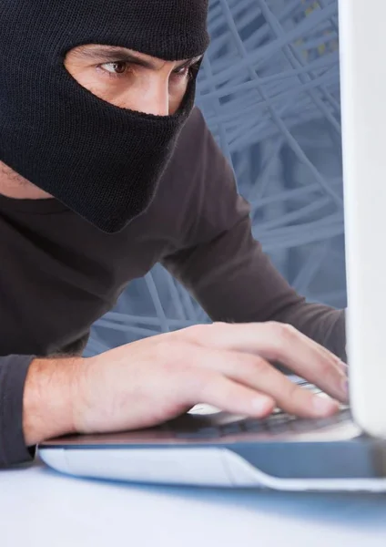 Zblízka hacker pracující na laptop — Stock fotografie