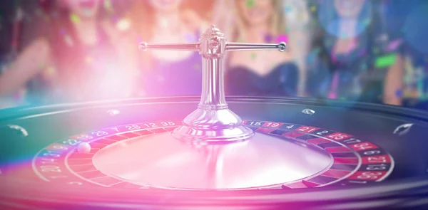 Ler vänner har fest mot 3d roulettehjulet — Stockfoto