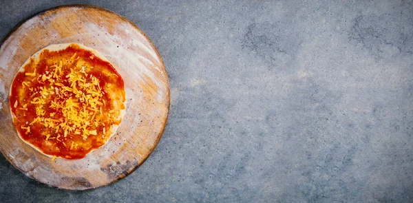 Świeża pizza na drewnianą deską do krojenia — Zdjęcie stockowe
