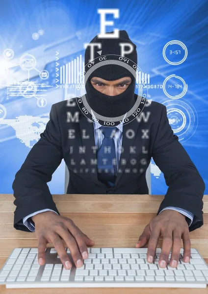 Podnikatel s kapucí psaní na klávesnici — Stock fotografie