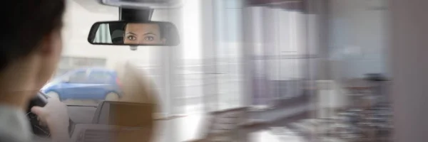 Mulher olhando no espelho no carro com efeito de transição 3d — Fotografia de Stock