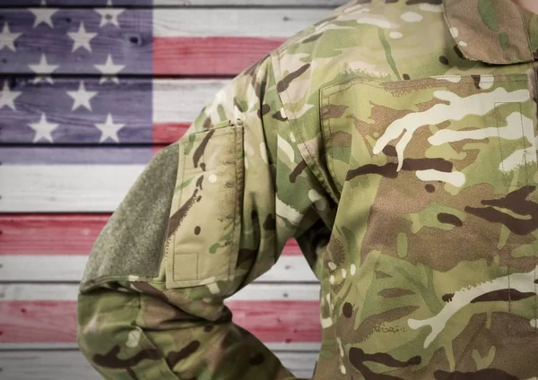 アメリカ国旗に対して兵士 — ストック写真
