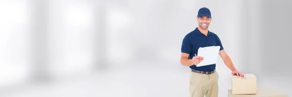 Delivery Courier with box and form in front of blurred background with white copy space — Stock Photo, Image